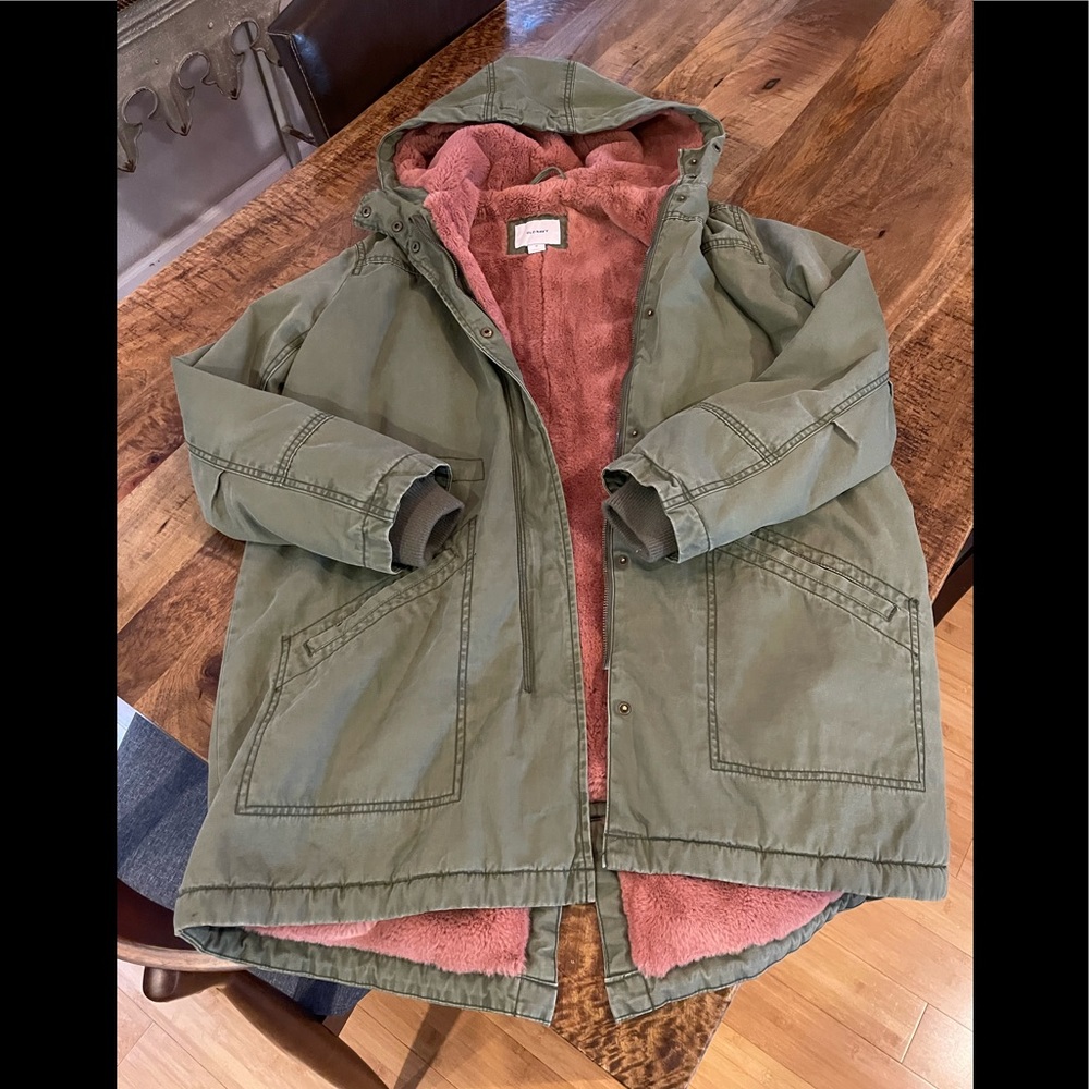 Old Navy pink fur lined coat- army green / size M ✨💕 excellent condition
